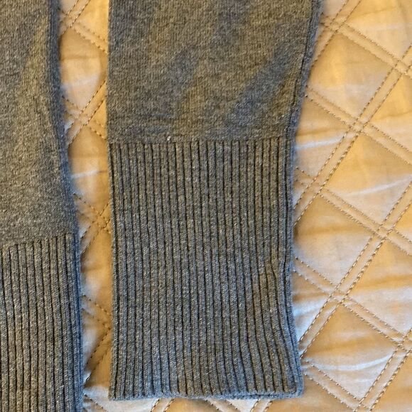 Banana Republic Women’s Sweater with Deep V neck in Gray. Silk/cotton/cashmere. - Picture 6 of 8